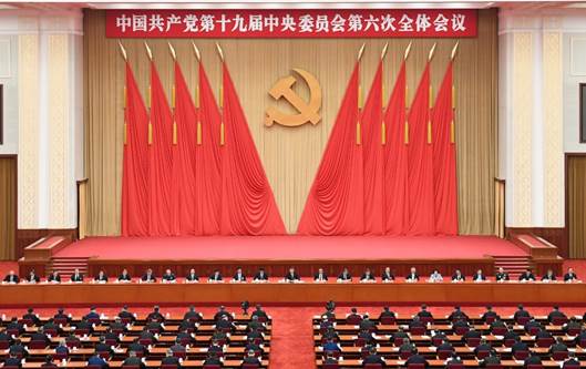 图片包含 室内, 桌子, 木, 礼堂

描述已自动生成
