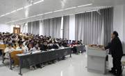 校党委副书记张鹏程深入课堂为学生讲授思政课