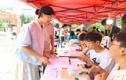 喜迎新生入校园 温情护航新征程